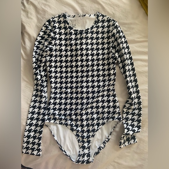 EUC Cover Swim Long-Sleeved Black & White Houndstooth One Piece Swimsuit Size M - Picture 2 of 7